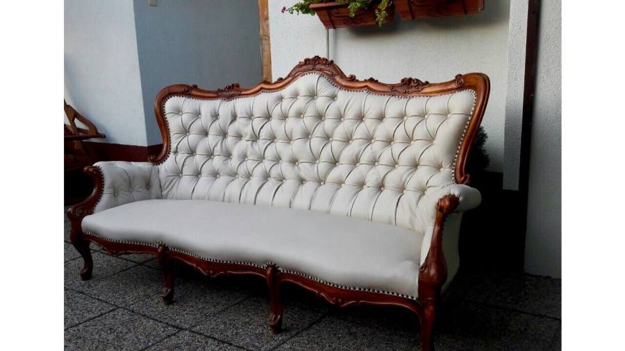 Klasszikus díszszöges bőrkanapé kárpitozása - Kárpitos Vác