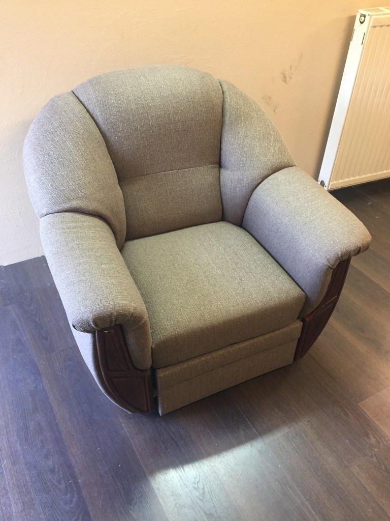 Lábtámaszos szövetfotel áthúzása - Kárpitos Vác