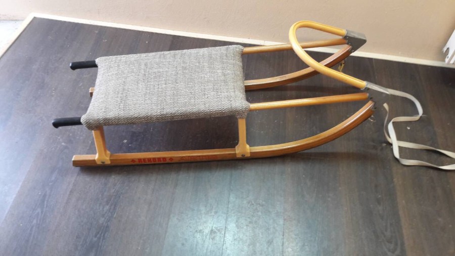 Szánkó szövetbehúzása - Kárpitos Vác